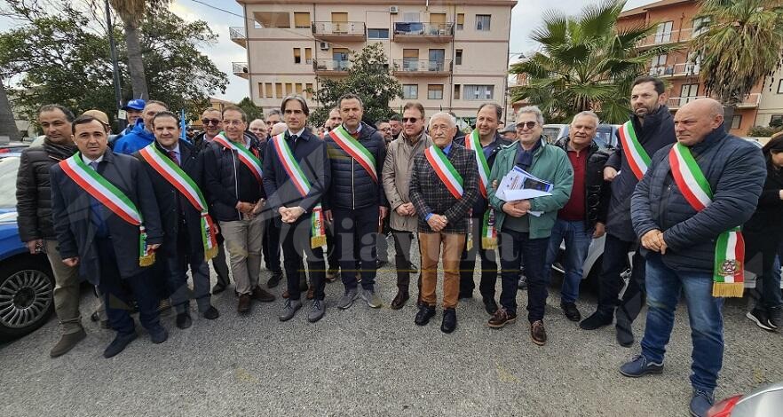 Sit-in per la SS 106, anche Falcomatà presente insieme ai sindaci dei Comuni dell’area jonica