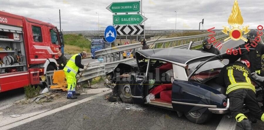 Auto si schianta contro lo spartitraffico allo svincolo di Lamezia, un morto e tre feriti gravi