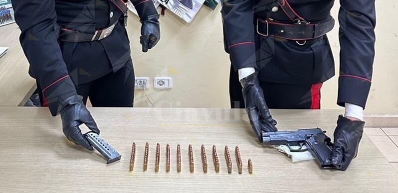 Detiene in casa una pistola clandestina e delle munizioni. Anziana arrestata a Gioia Tauro