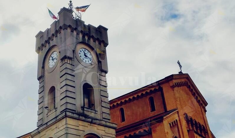 Cinquefrondi: sulla torretta civica sventolano le bandiere della pace e del tricolore