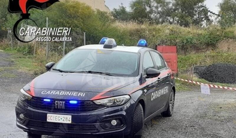 Sorpresi a bordo di un escavatore a sotterrare rifiuti, denunciati due uomini a Reggio Calabria