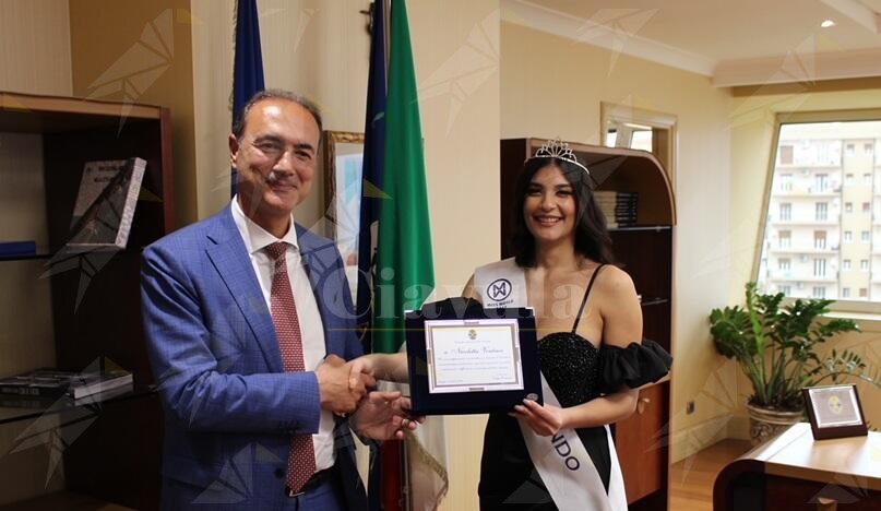 Il Consigliere Giannetta premia Miss Mondo Calabria 2023