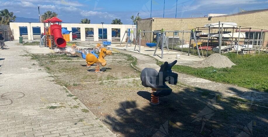 Vandalizzata l’area ludica del lungomare di Pellaro