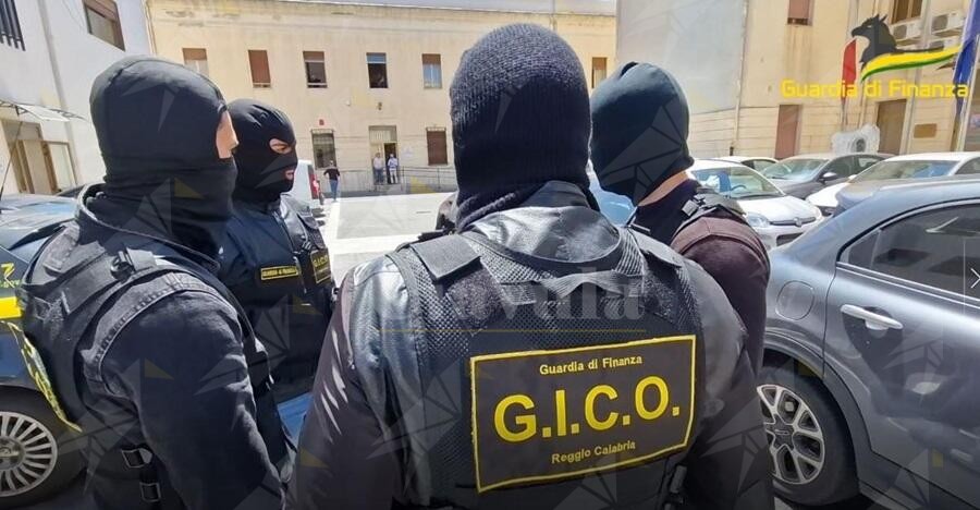 ‘Ndrangheta, blitz a Reggio: arrestato latitante, denunciate 5 persone
