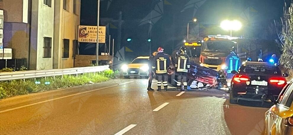 Incidente stradale a Vasì di Caulonia, ragazzo estratto dalle lamiere dell’auto