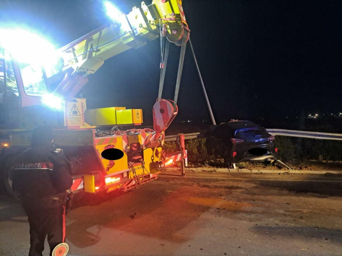 Altro incidente sulla SS 106, auto si schianta contro il guardrail ...