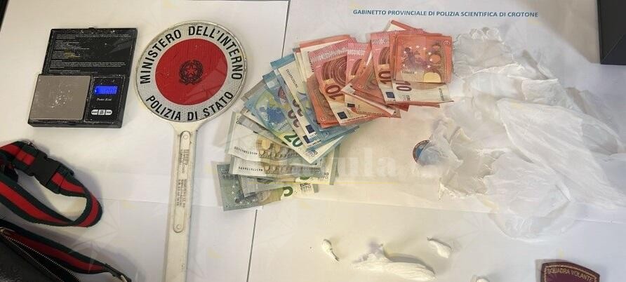 Beccata con cocaina, contanti e un bilancino elettronico, arrestata una donna in Calabria