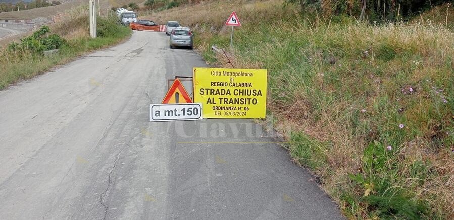 Auto travolta da una frana sulla SP93 a Riace. La Metrocity precisa: “La strada era chiusa al traffico veicolare”