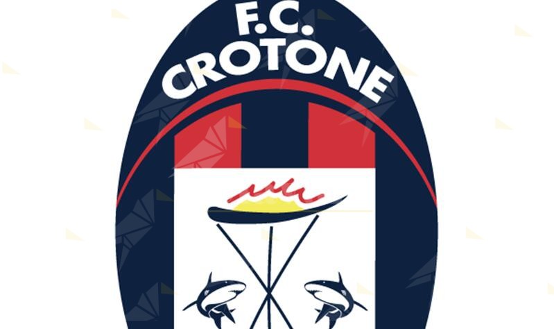 Quattro calciatori del Crotone aggrediti in spiaggia. Erano al mare con le famiglie