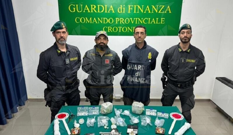 Due arresti nel crotonese per spaccio, detenzione illegale di arma e ricettazione