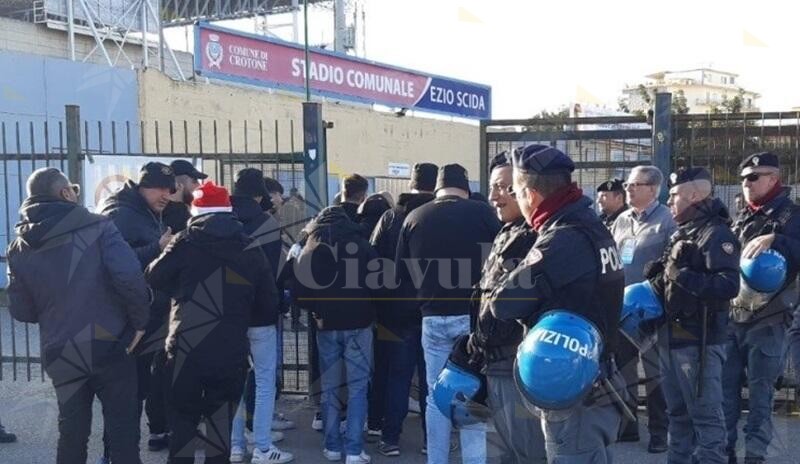 Fumogeni durante la partita Crotone-Benevento, emessi 3 Daspo
