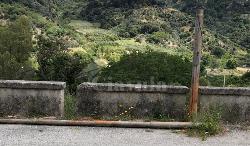 Il vento fa crollare un palo della luce a San Nicola di Caulonia, sfiorata la tragedia