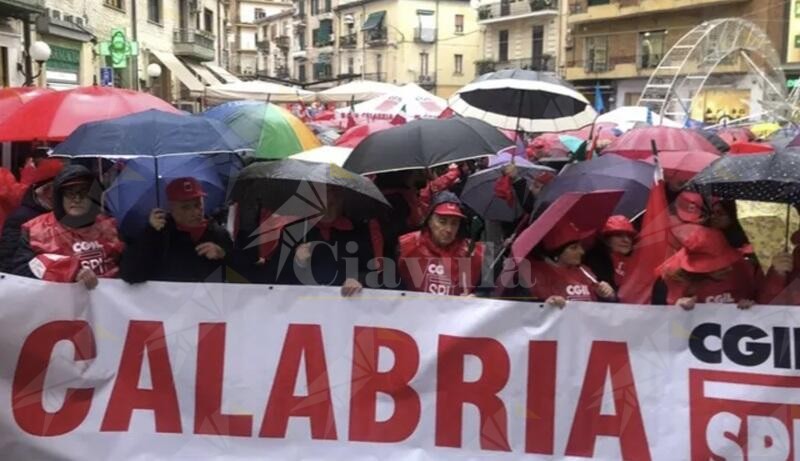 In migliaia in piazza a Cosenza per lo sciopero contro la manovra finanziaria del governo