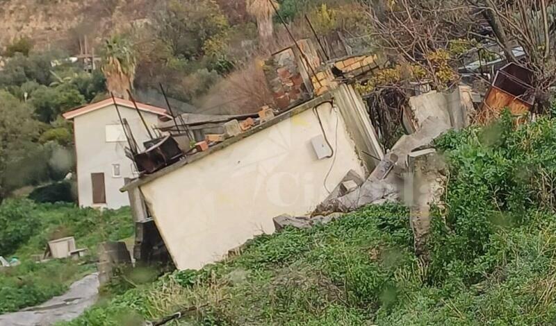 Smottamento in località Maietta a Caulonia: casa “scivola” in strada