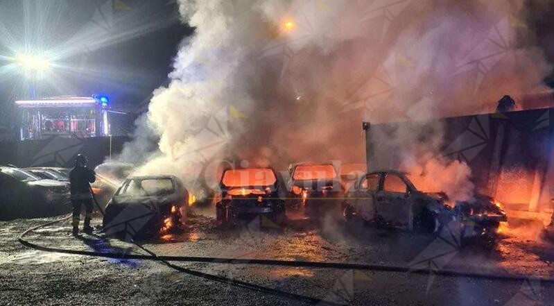 Vibo, distrutte in un incendio 10 auto a noleggio