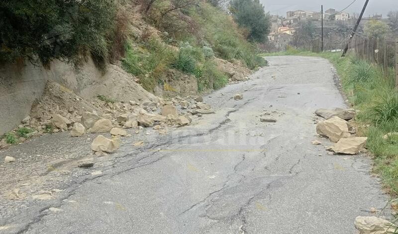 Il degrado stradale di Via Rossi a Caulonia Centro: la segnalazione del lettore