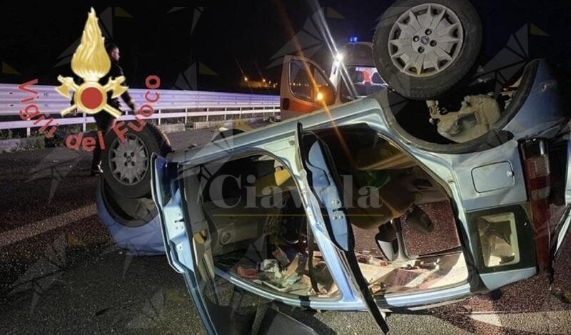 Terribile scontro fra due auto sull’autostrada A2: quattro feriti