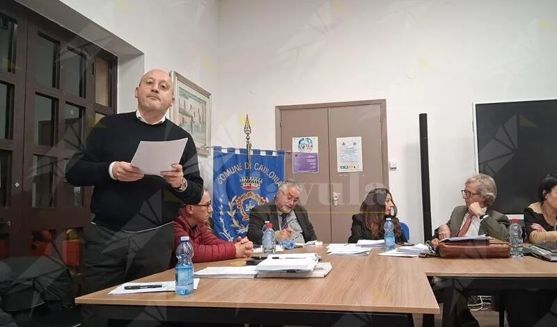 Andrea Lancia: “Vogliono trasformare il Consiglio di Caulonia in un circolo di passacarte silenziosi al servizio dei loro capricci”