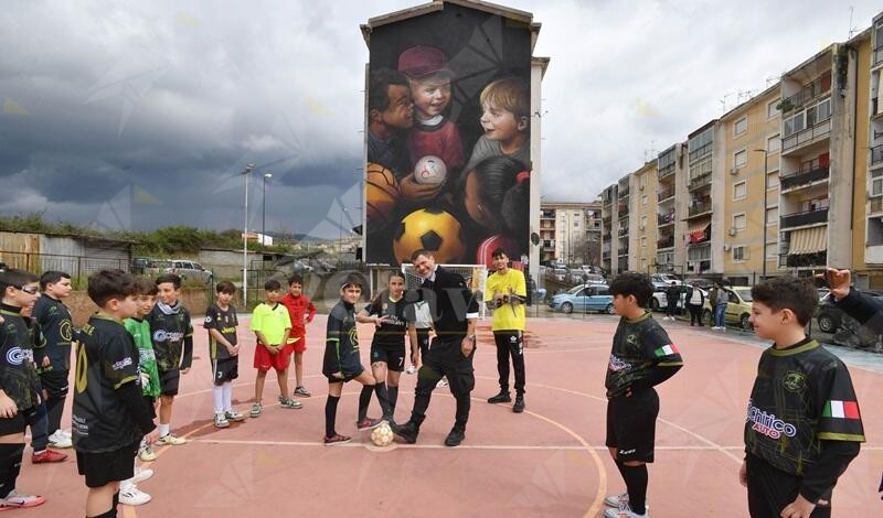 Inaugurato ad Arghillà il grande murales antirazzista realizzato dallo street-artist Giulio Rosk
