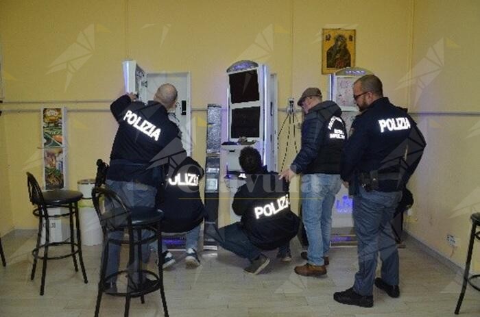 Sequestrate 4 slot machine irregolari a Catanzaro. Deferito un uomo