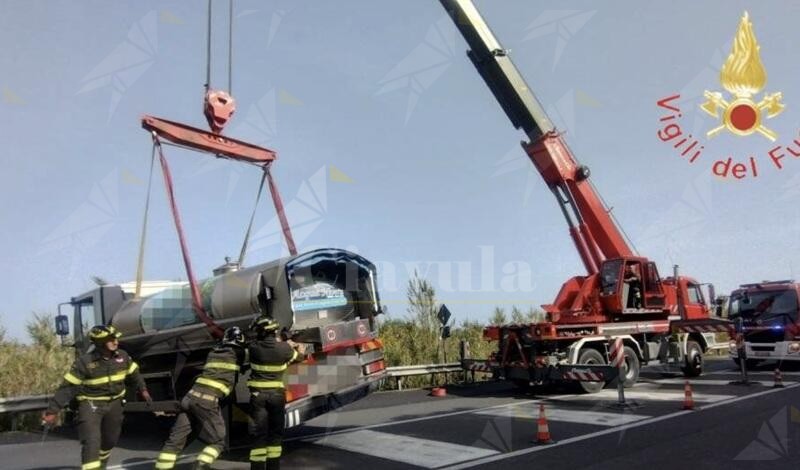 Incidente sulla SS106, autocarro sfonda il guardrail e resta in bilico su una scarpata