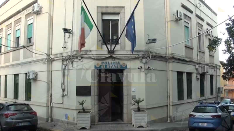 Madre e figlio la perseguitano per aver denunciato una violenza sessuale