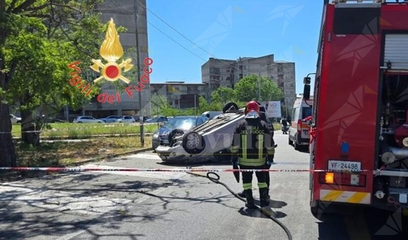 Auto si ribalta dopo lo schianto contro un albero: ferito il conducente