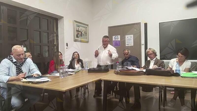 Caulonia, Frajia sulle dimissioni di Caraffa e la nomina di Campisi: “Morto un Papa se ne fa un altro”.