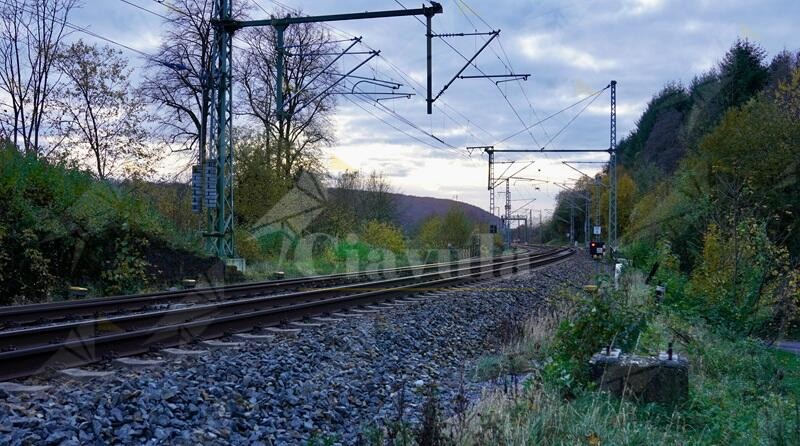 Attraversa i binari con le cuffie e non si accorge del treno. Travolta e uccisa una ragazzina di 14 anni