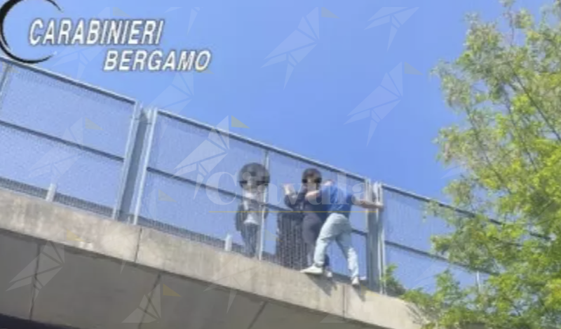 Bergamo, carabiniere calabrese salva una donna che vuole lanciarsi dal cavalcavia