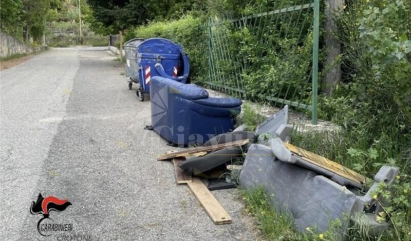Abbandona mobili e rifiuti ingombranti per strada, denunciato un uomo