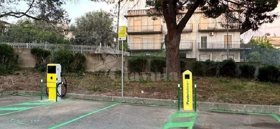 Poste Italiane, installate a Roccella Jonica due colonnine per la ricarica delle auto elettriche