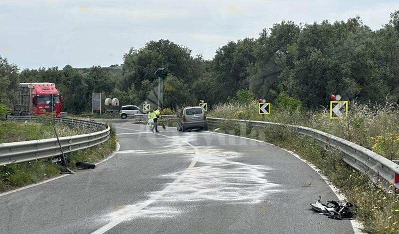 Incidente sulla SS106, coinvolti un’auto e una moto: due feriti