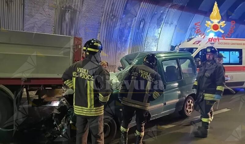 Tragedia in Calabria: un’auto si schianta contro un camion fermo per un guasto. Morte due persone
