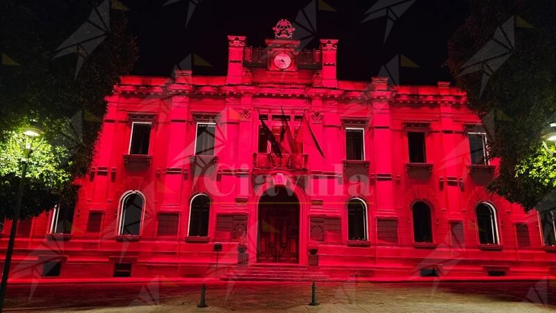 Giornata mondiale della sclerosi multipla, a Reggio Calabria Palazzo San Giorgio si colora di rosso