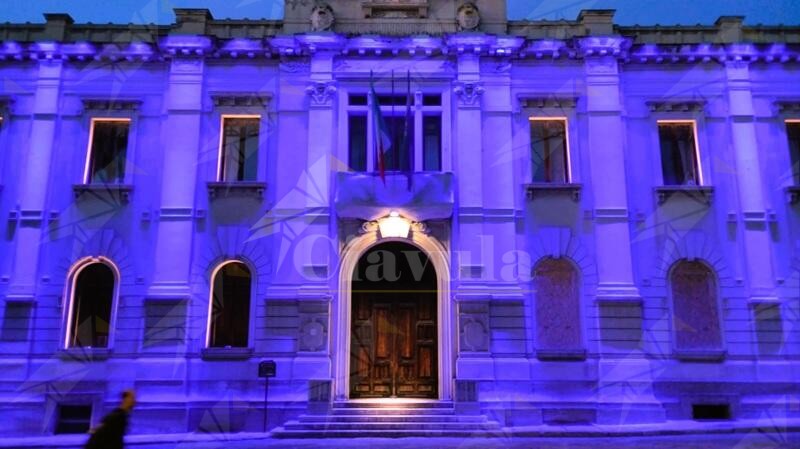 A Reggio Calabria Palazzo San Giorgio si illumina di viola per la Giornata mondiale della fibromialgia