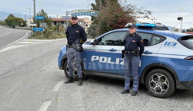 Aggredisce la madre e minaccia gli agenti di polizia con un coltello. Arrestato un ragazzo nel reggino