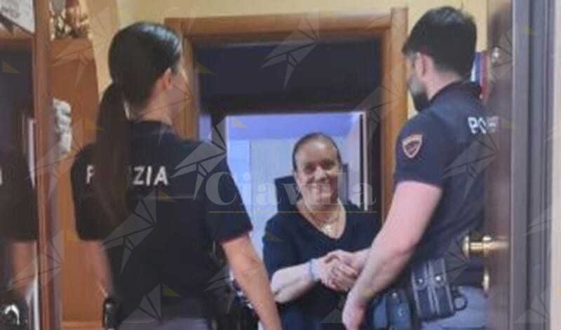 Catanzaro, la Polizia regala dei generi di prima necessità ad un’anziana in stato di difficoltà economica