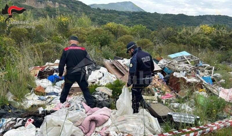 Abbandona rifiuti e si dà alla fuga: bloccato dai carabinieri dopo un inseguimento