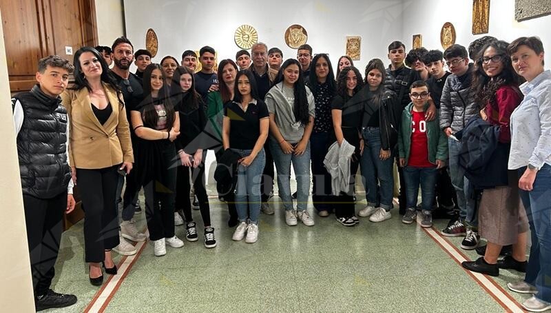 La biblioteca Renda “invasa” dagli studenti dell’Istituto Gemelli Careri. L’assessore Fedele: “Cultura e radici migliorano Taurianova”