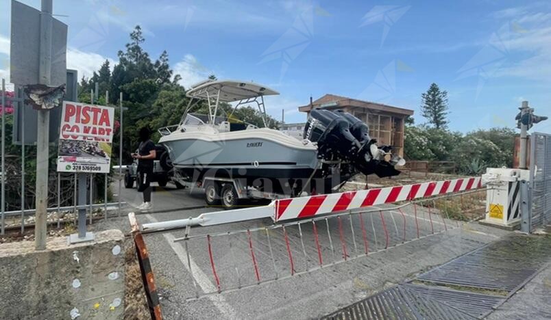 Roccella Jonica, si chiudono le sbarre e rimane bloccato sui binari