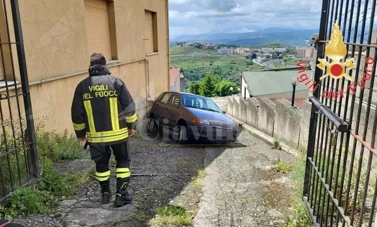 Anziano muore schiacciato dalla sua auto