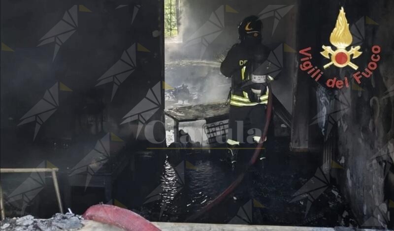Incendio in un’abitazione nel Catanzarese: i Vigili del Fuoco salvano una coppia e il loro cane