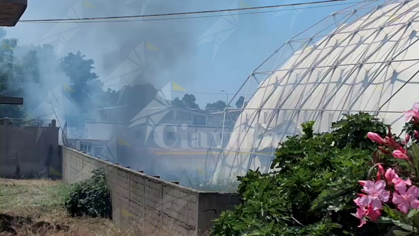 Incendio vicino al palazzetto di Vasì di Caulonia, interviene la Protezione civile – Video