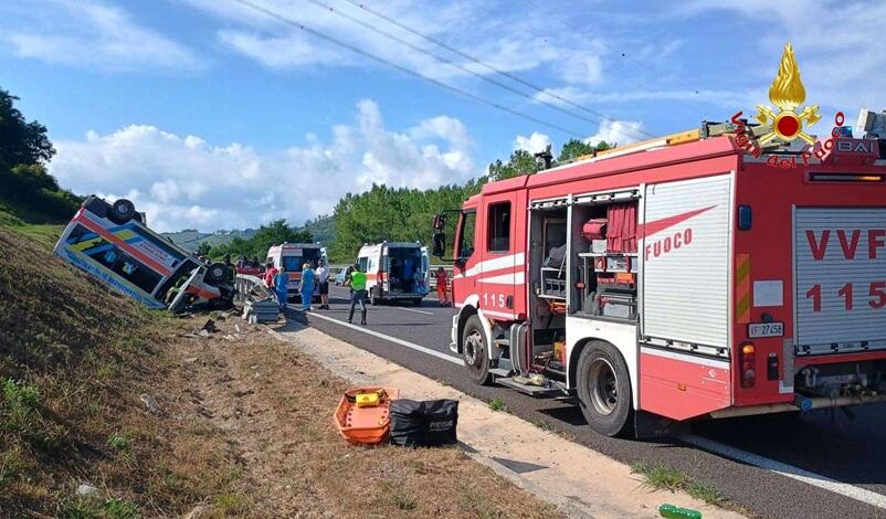 Ambulanza si ribalta sulla Salerno – Reggio Calabria: intervengono i Vigili del Fuoco e l’elisoccorso