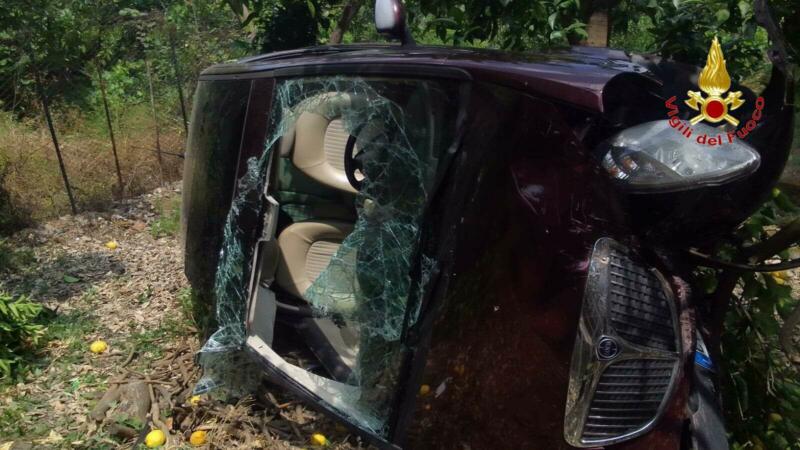 Sfonda un muretto e precipita con l’auto: donna salvata dai Vigili del Fuoco