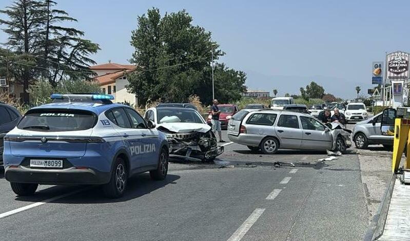 Ennesimo scontro sulla SS106: traffico in tilt e soccorsi sul posto
