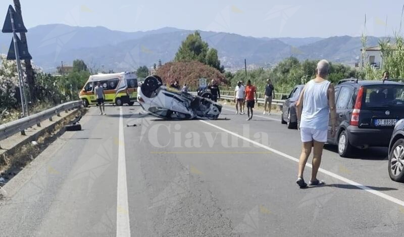 Incidente sulla SS106, coinvolte due auto e un tir: sei feriti tra cui due bambini