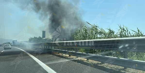 Sorpreso mentre tenta di incendiare la scarpata: denunciato un uomo sulla SS106 a Villapiana