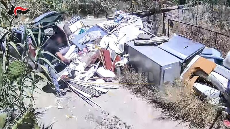 Scarica rifiuti speciali vicino all’isola ecologica: denunciato un uomo a Condofuri